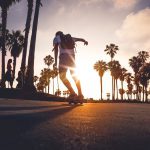 longboard elektryczny w mieście
